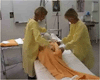 Bäddteknik med patient i säng, Carina Ahlstedt & Kerstin Wilbrand