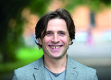 Förhandsvisning (thumbnail) från videon Med löpsedel som uppdrag  om organisationer och organisering i nyhetssamhället.