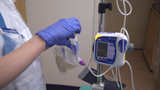 Förhandsvisning (thumbnail) från videon Att mata i gastrostomiknapp med sondmatspump